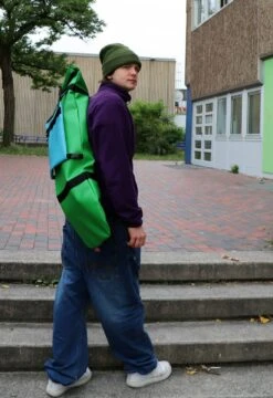Brettretter Skateboard Crossbag 2.0 Grün / Blau -Skateshop24 Skateboard Brettretter skateboard rucksack green 03 1280x1280